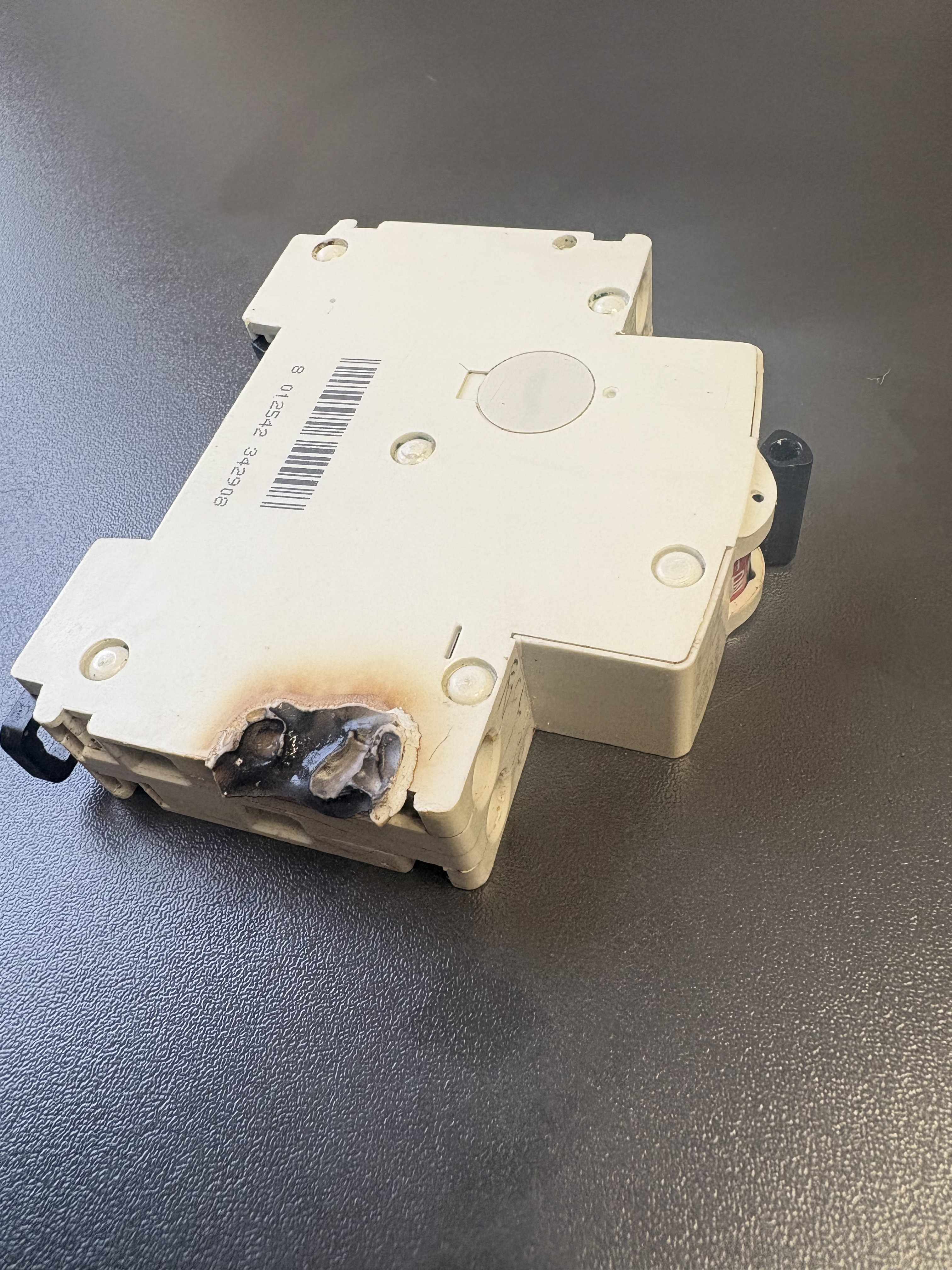 Exemple réel : disjoncteur endommagé après surchauffe électrique