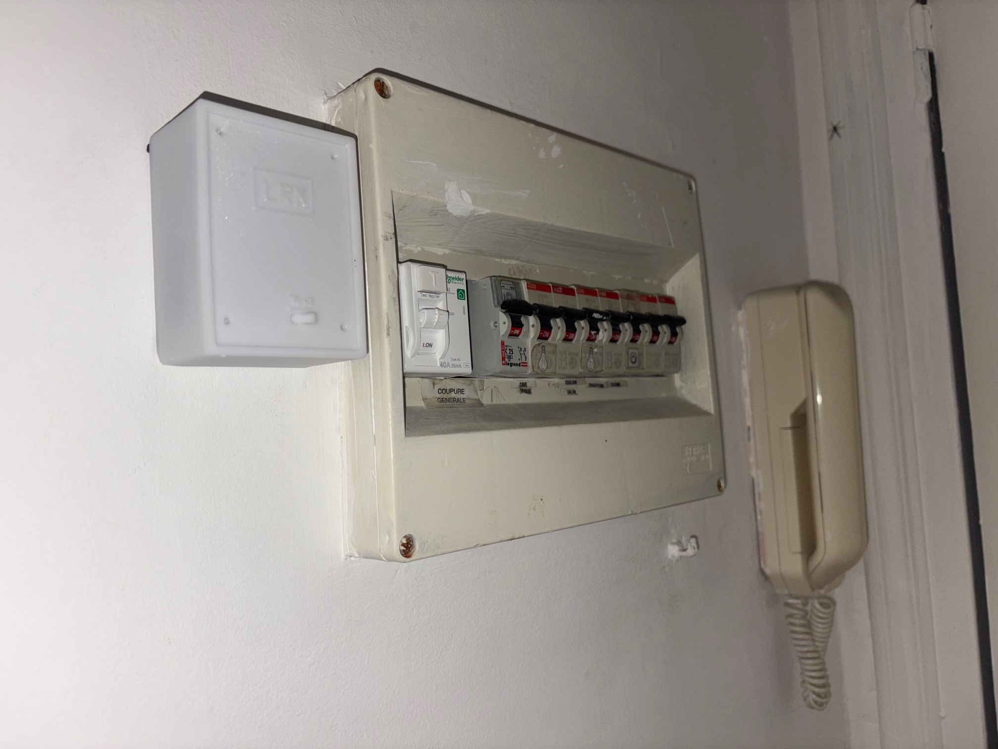 LAREKA Sentinel près d’un tableau électrique